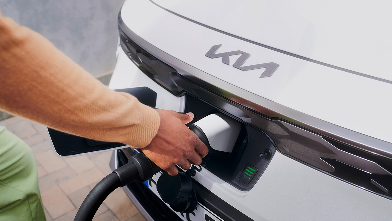 Image de la Kia EV6 connectée à une station de charge ultra-rapide Ionity.