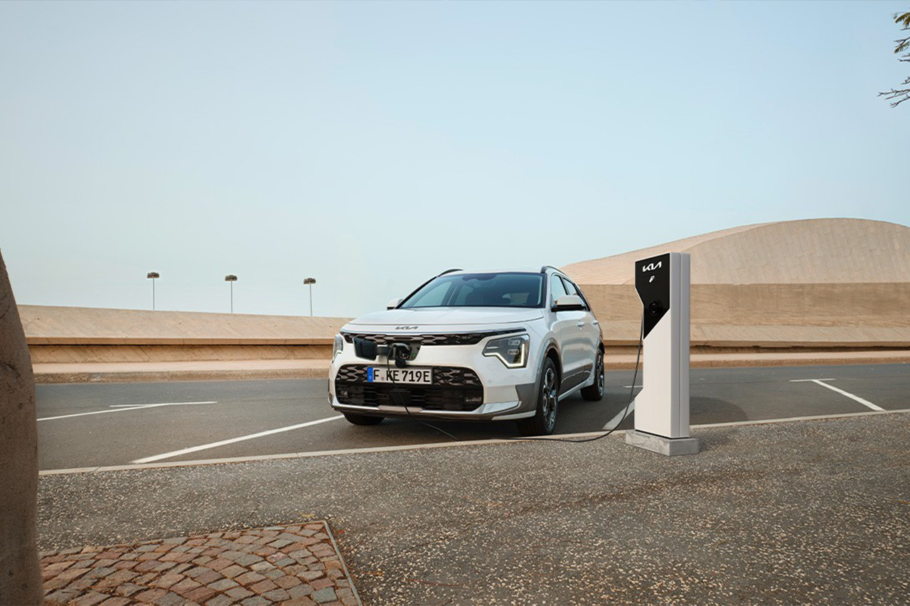 Vidéo en boucle d'un homme rechargeant la Kia EV6.