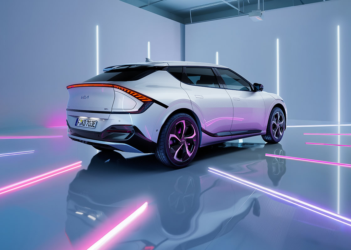 Kia EV6 schräg von hinten mit Neon-Lichtern