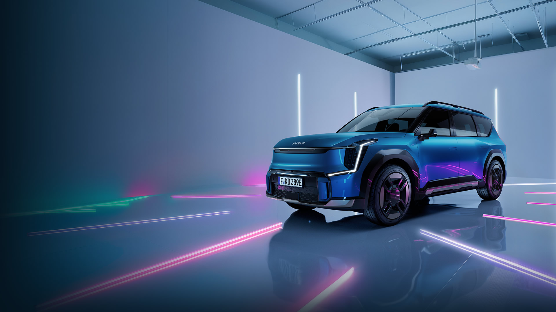 Kia EV9 schräg von vorne mit Neon-Lichtern