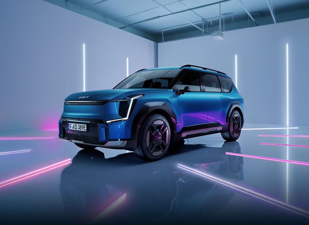 Kia EV9 schräg von vorne mit Neon-Lichtern