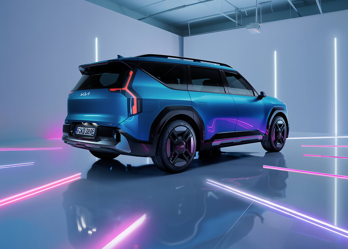 Kia EV9 schräg von hinten mit Neon-Lichtern