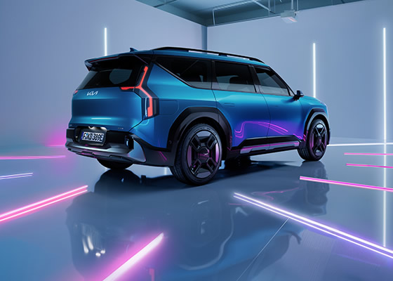 Kia EV9 schräg von hinten mit Neon-Lichtern