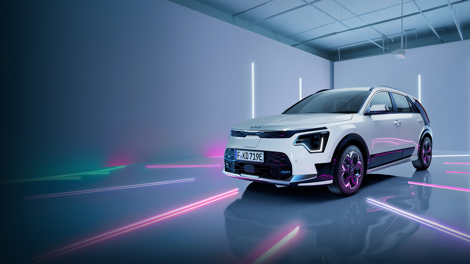 Kia Niro EV schräg von vorne mit Neon-Lichtern