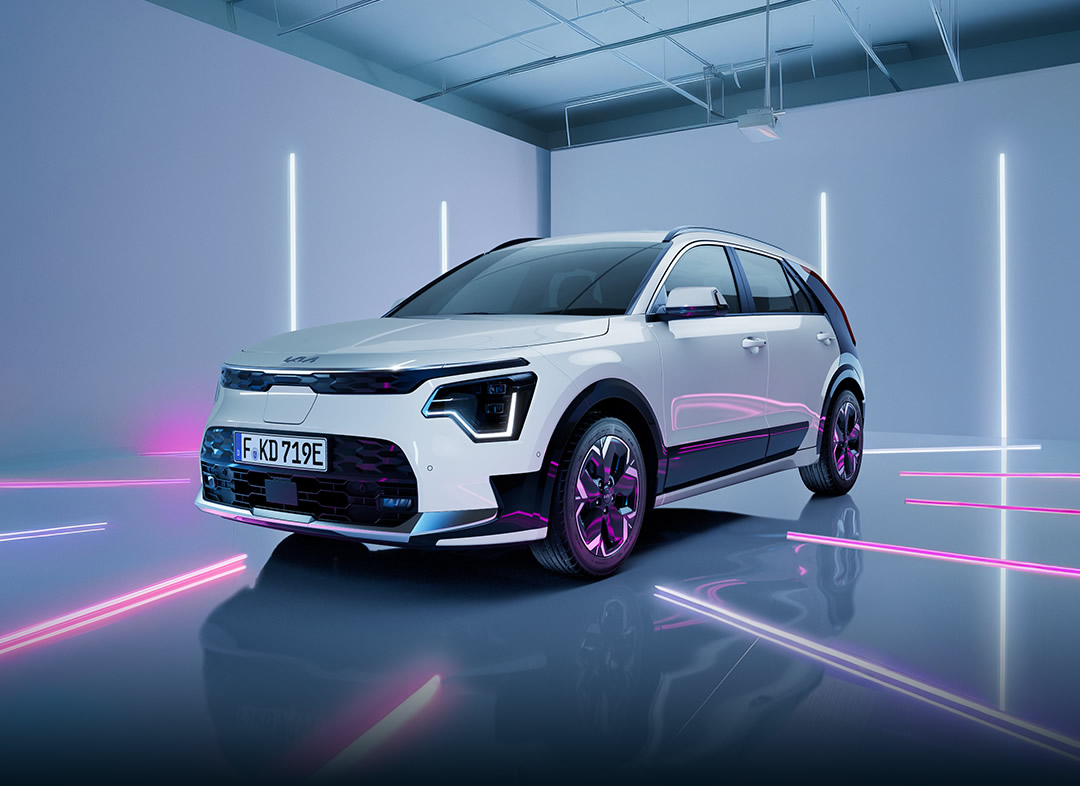 Kia Niro EV schräg von vorne mit Neon-Lichtern