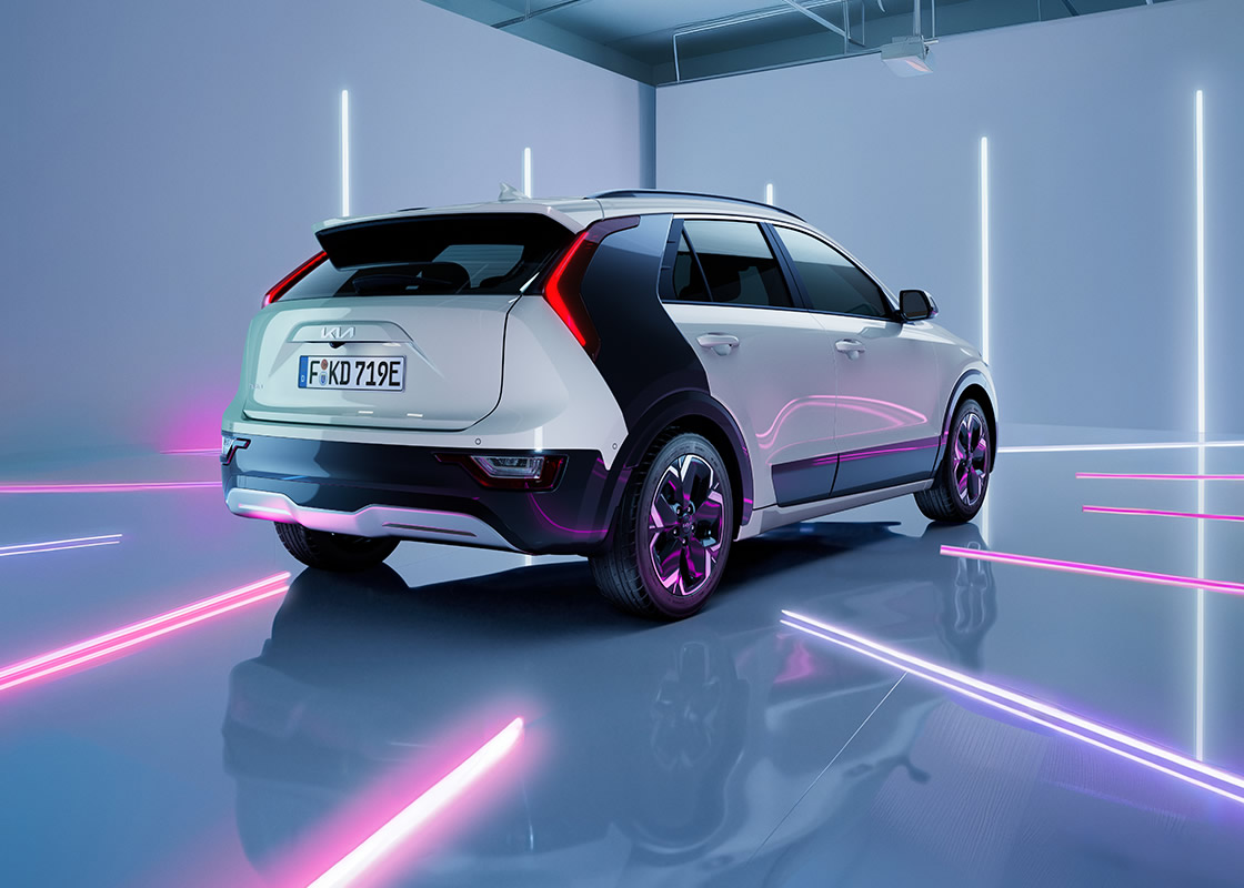 Kia EV9 schräg von hinten mit Neon-Lichtern