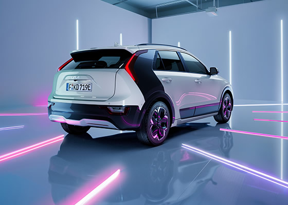 Kia EV9 schräg von hinten mit Neon-Lichtern