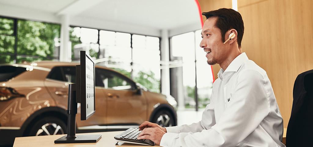 Kia Businesscenter, Mann am Schreibtisch, dekorativ