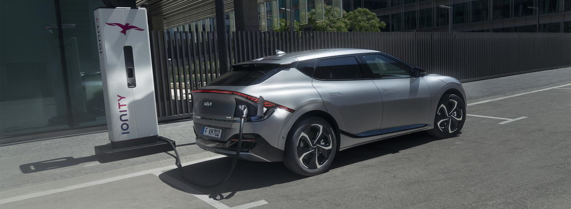 EV6 wird an Ladesäule geladen
