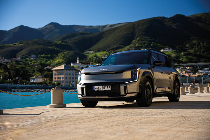Kia Ev9 mit Bergen im Hintergrund