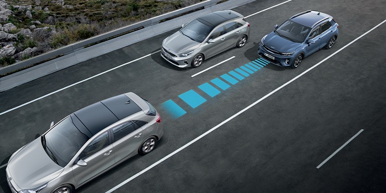 Régule la vitesse et la distance par rapport au véhicule qui précède