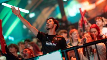 Público animando en el estadio durante el LoL EMEA Championship