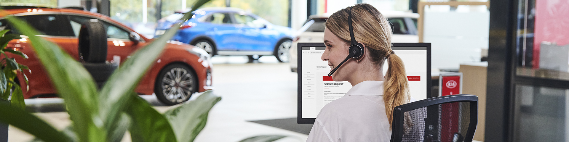 Conseiller de service se tenant à la réception et accueillant le client