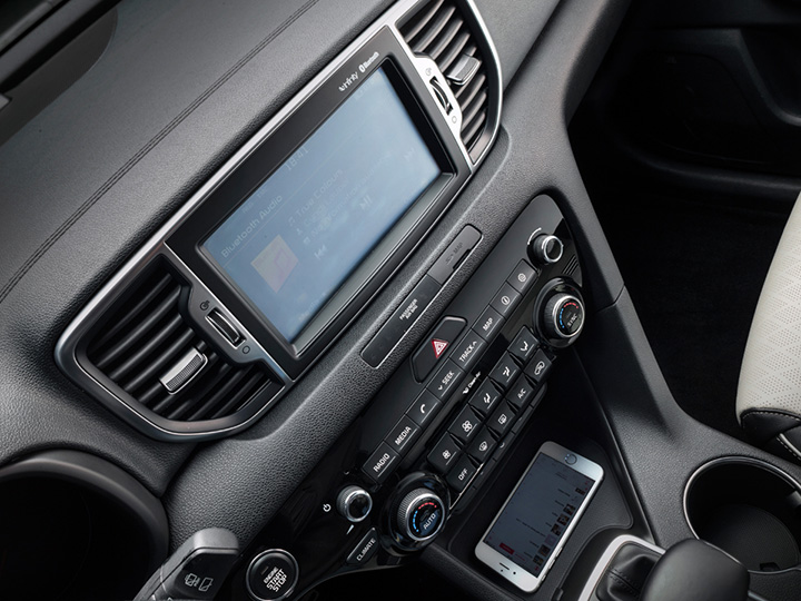 Afspilning af musik fra smartphonen i bilen via Bluetooth