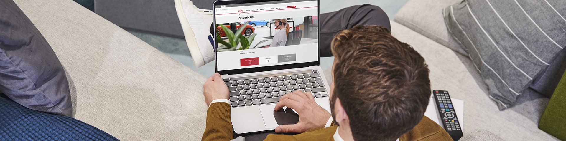 Muž drží smartfón s MyKia aplikáciou