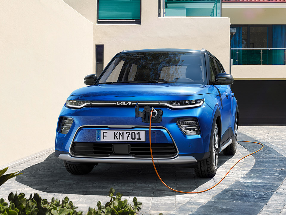 Kia e-Soul latauskaapelin kanssa