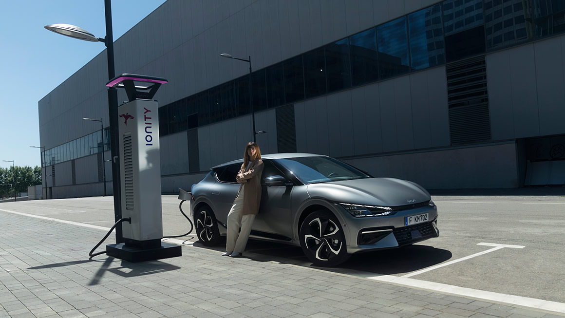 EV6 in ricarica su colonnina Ionity