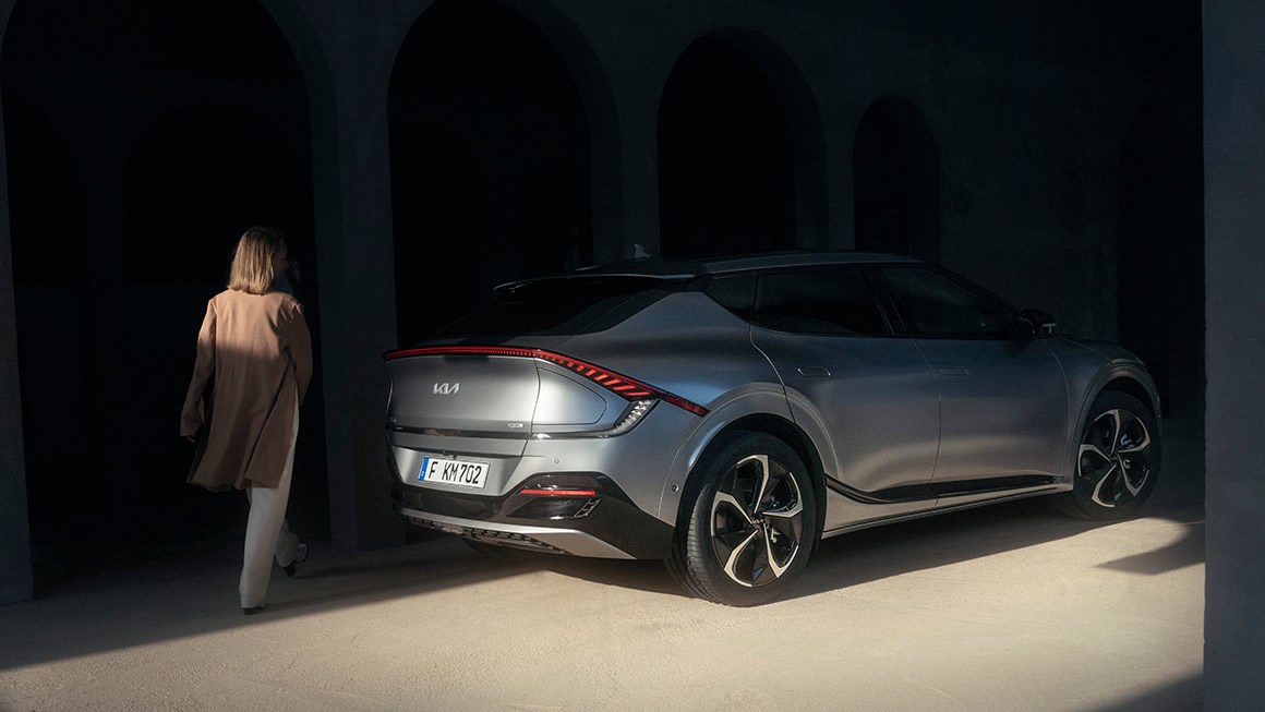 Esclusivo design posteriore di EV6 con sbalzi corti