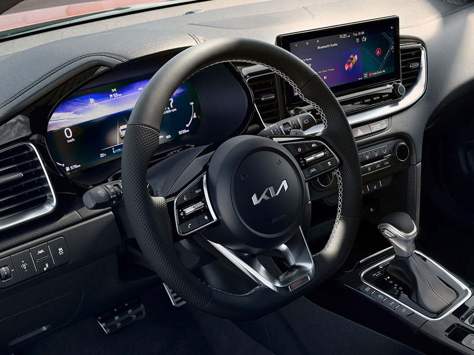 Écran couleur tactile 10,25” et combiné d’instrumentation 12,3” de l’hybride rechargeable Kia Ceed Sportswagon